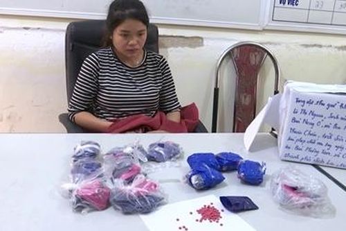 Sơn nữ vận chuyển 11.000 viên hồng phiến