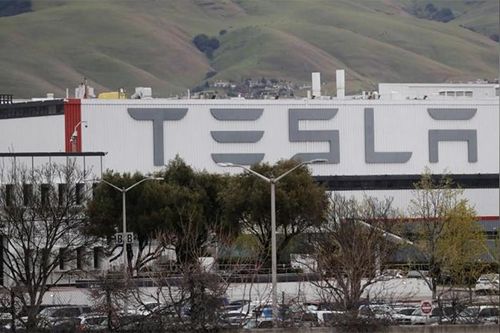 Tesla tạm ngừng sản xuất xe tại Mỹ do Covid-19