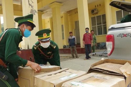 Bắt xe tải chở gần 65.000 khẩu trang y tế qua biên giới