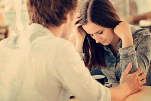 Trong bữa cơm, mẹ tôi mắng chị dâu vì không chịu sinh con nhưng chị ấy cười trong nước mắt hỏi lại một câu khiến cả nhà tôi tái mặt, điếng người