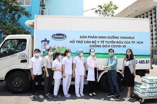 Vinamilk đồng hành tiếp sức cho cán bộ y tế tuyến đầu trên mặt trận chống dịch COVID-19