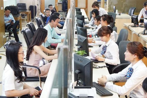 Ngân hàng giảm thêm lãi suất, cơ cấu nợ cho khách hàng chịu ảnh hưởng của Covid-19