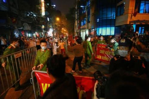 Nhìn lại hành trình 14 ngày cách ly phố Trúc Bạch: Thủ đô và những đêm không ngủ