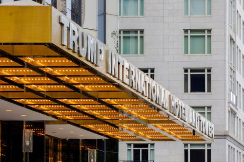 Chuỗi khách sạn, CLB của Tổng thống Trump lao đao vì dịch Covid-19