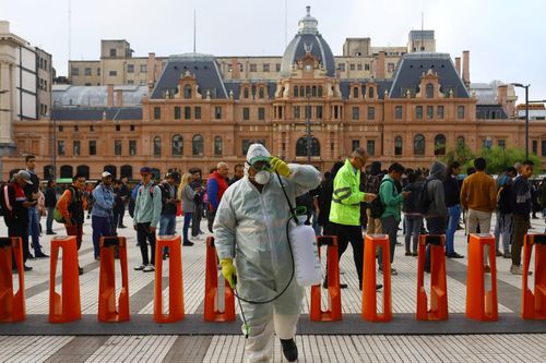 Vì cậu bé 7 tuổi, TT Argentina cho 'tiên răng' miễn trừ lệnh phong tỏa