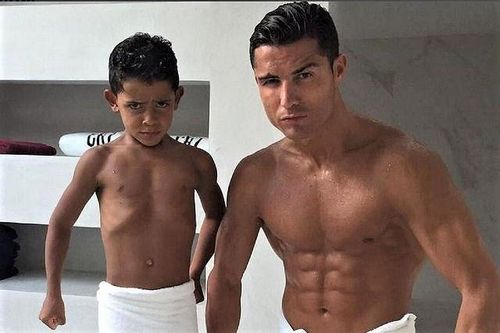 Ronaldo dạy con rửa tay để phòng dịch
