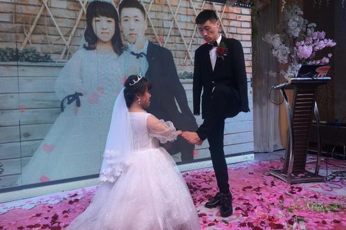 Chuyện tình chênh 11 tuổi của cô gái 1,1 m và chàng trai không tay