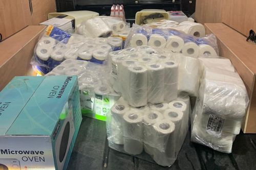 Cảnh sát Anh bắt 3 người trộm cả xe tải giấy vệ sinh, nước rửa tay