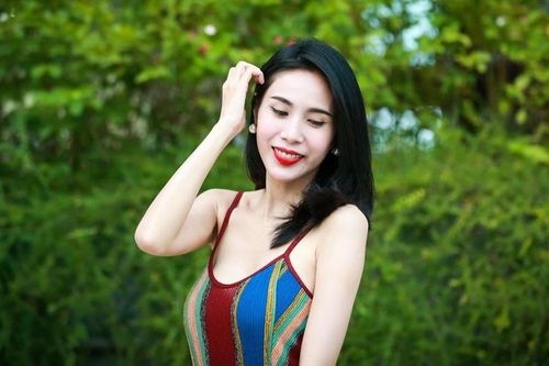 Thủy Tiên hàng ngày ăn mặc đơn giản vẫn tôn dáng không ngờ