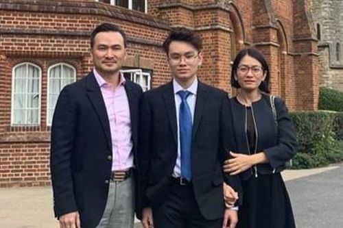 Con trai Chi Bảo về nước, đi thẳng tới nơi cách ly tập trung
