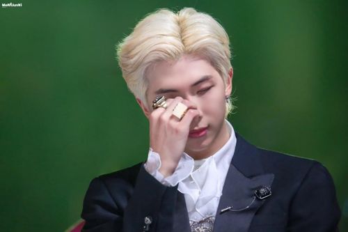 BTS xin RM ngồi yên 'vì hòa bình thế giới'