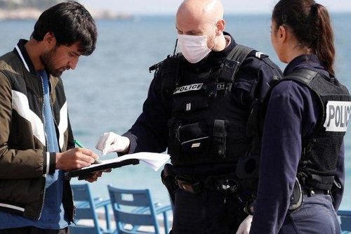Pháp tăng dự trữ khẩu trang, xét nghiệm virus corona