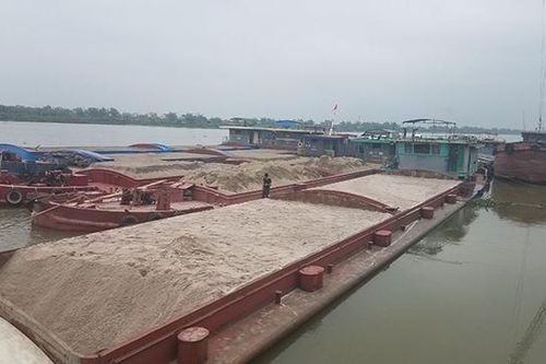 Bắt giữ năm tàu vận chuyển gần 2.000 m3 cát
