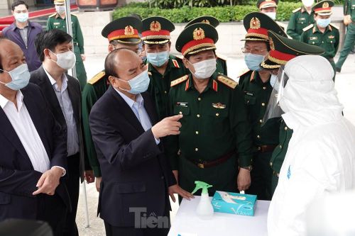 Thủ tướng Nguyễn Xuân Phúc kiểm tra công tác phòng chống dịch Covid-19 của Quân đội