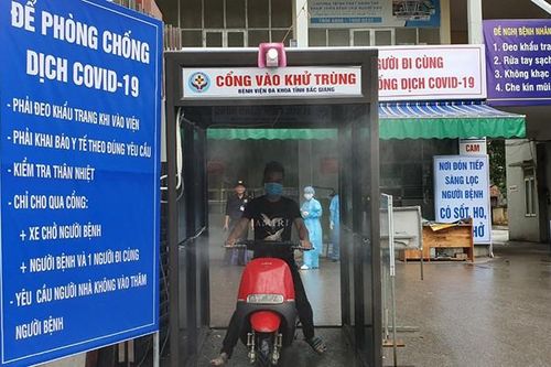 Bắc Giang lắp cổng khử khuẩn chống Covid -19 tại các bệnh viện