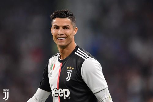 Ronaldo chi tiền đầu tư thiết bị chống Covid-19