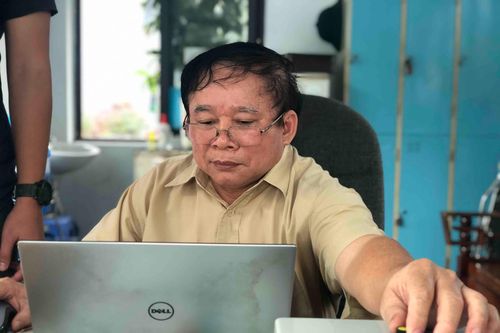 Cựu Thứ trưởng Giáo dục chế tạo máy đo thân nhiệt từ xa