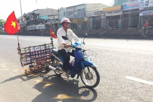 Người đàn ông 16 năm nhặt đinh khoe 'chiến lợi phẩm', ai nhìn cũng giật mình