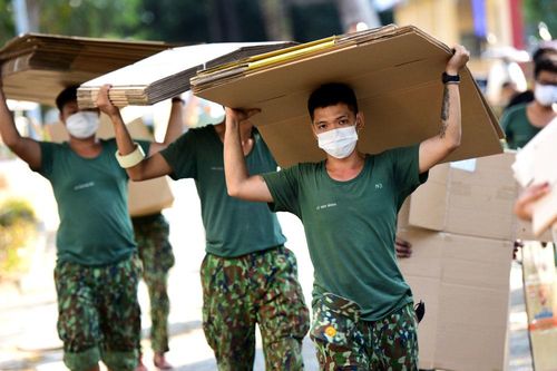 Trăm chiến sĩ tất bật dọn kí túc xá làm khu cách ly 17 nghìn giường