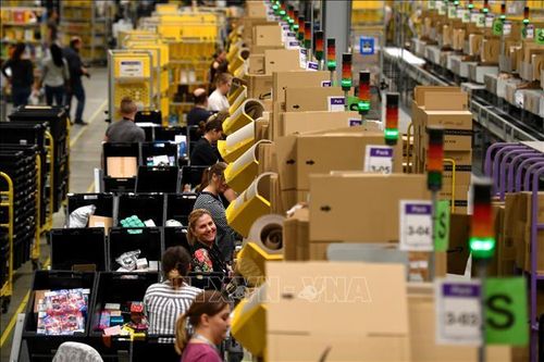 Dịch COVID-19: Amazon tạm dừng vận chuyển các sản phẩm không cần thiết tới Pháp, Italy