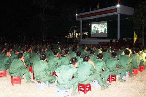 Xem phim cùng chiến sĩ mới