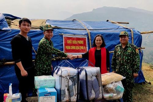 Tặng quà chốt biên phòng chống dịch Covid -19