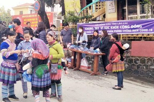 Tặng khẩu trang cho người dân phòng, chống Covid - 19