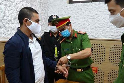 Đã khai thác cát trái phép, còn chửi bới, hành hung Công an