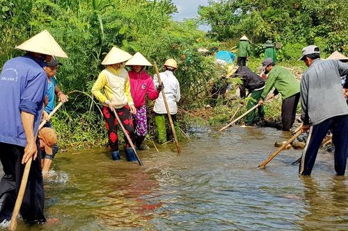 Gần 100 nông dân nạo vét dòng suối để chống hạn, cứu lúa