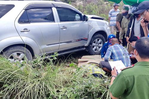 Xe Toyota Fortuner tông chết người đi xe máy