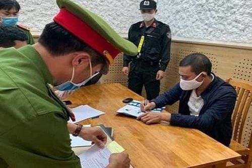 Khởi tố, bắt tạm giam đối tượng hành hung công an khi xử lý cát tặc
