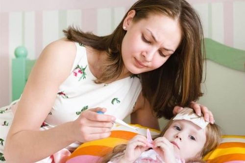 Có nên hạ sốt cho trẻ khi chưa kịp đi khám?