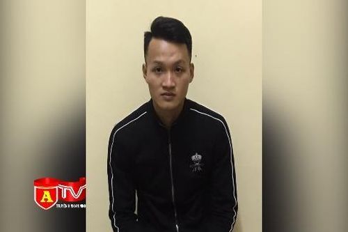 Tạm giữ hình sự lái xe taxi hất Cảnh sát giao thông lên nắp capo