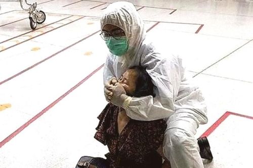 Bị bắt vì khạc nơi công cộng, người phụ nữ nhổ nước bọt vào cảnh sát