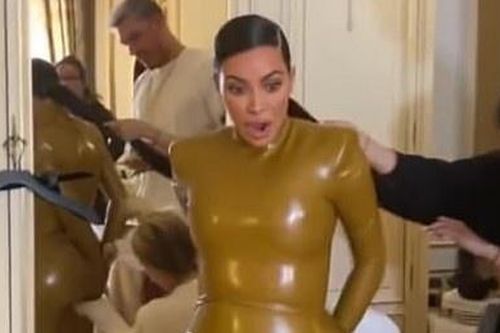 Kim Kardashian đau đớn vì mặc đồ bó sát