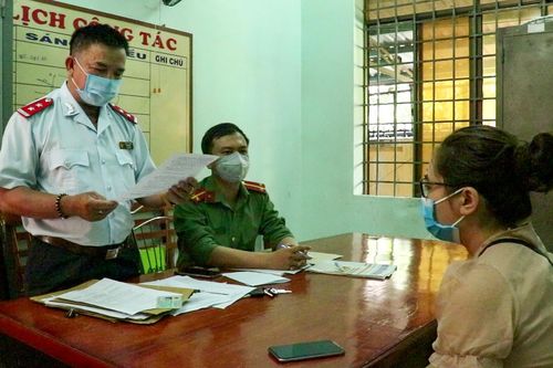 Cô gái rao bán thuốc kháng sinh Covid-19 trên Facebook