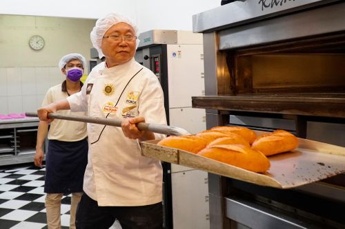 Ông Kao Siêu Lực tặng y, bác sĩ 3.000 ổ bánh mì dinh dưỡng