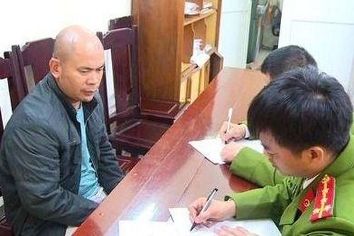 Bắt quả tang 15 người đánh bạc trong nhà hoang