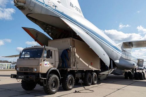 'Thương gửi từ Nga' - TT Putin điều bác sĩ và thiết bị viện trợ Italy