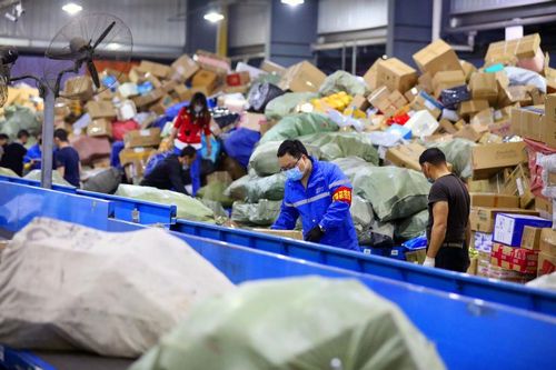 Số ca Covid-19 mới giảm mạnh, Trung Quốc bắt đầu khôi phục kinh tế