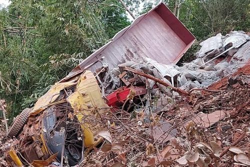 Xe chở xi măng lao xuống vực, 3 người bị thương