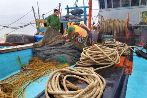 Biên phòng nổ súng bắt 2 tàu giã cào trên biển