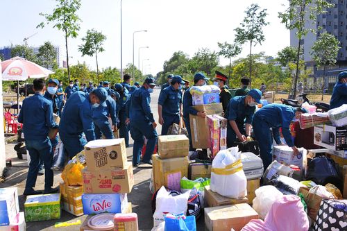 Dân quân 'căng mình' dưới nắng nhận đồ tiếp tế người phải cách ly phòng dịch Covid-19