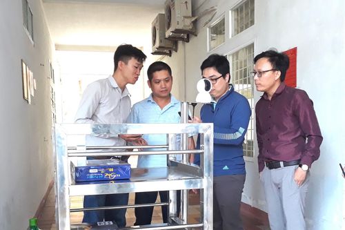 Đưa robot vào phục vụ bệnh nhân cách ly