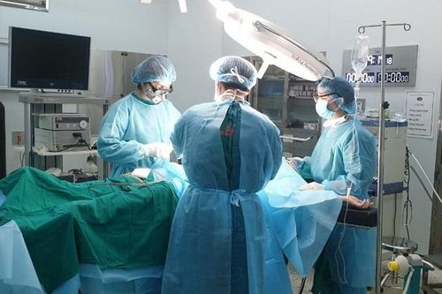 Một bệnh nhân trong khu cách ly được cấp cứu mổ ruột thừa