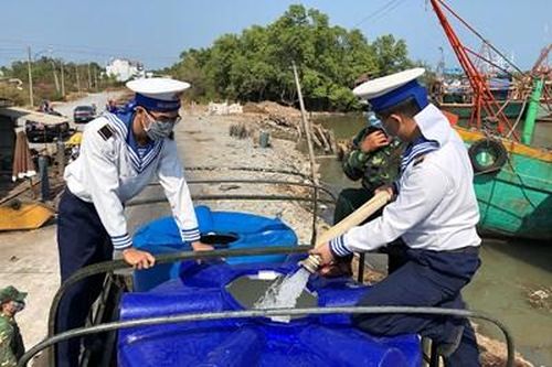 Quân chủng Hải quân cung cấp gần 5 triệu lít nước sinh hoạt tới đồng bào vùng hạn mặn