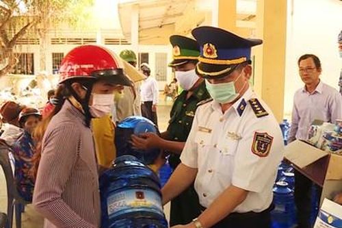 Vùng Cảnh sát biển 3 tuyên truyền phòng, chống dịch bệnh và tặng nước ngọt cho người dân