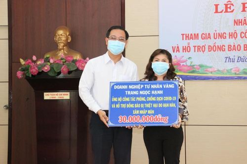 Đóng góp nhu yếu phẩm, vật dụng cho khu cách ly tại Đại học Quốc gia TPHCM
