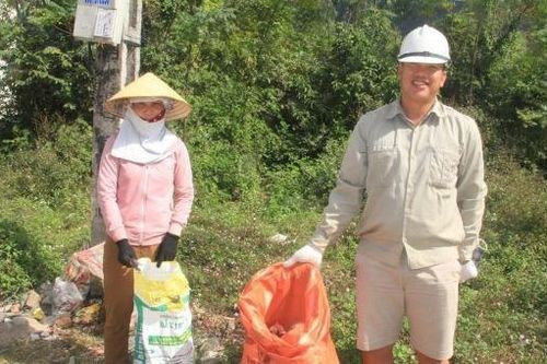 Bỏ ngoài tai đàm tiếu, vợ chồng trẻ 'rỗi hơi' tự nguyện đi nhặt rác
