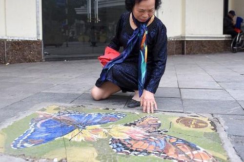 Nắp cống, hố ga được 'thay áo mới' đẹp như tranh ở Hà Nội